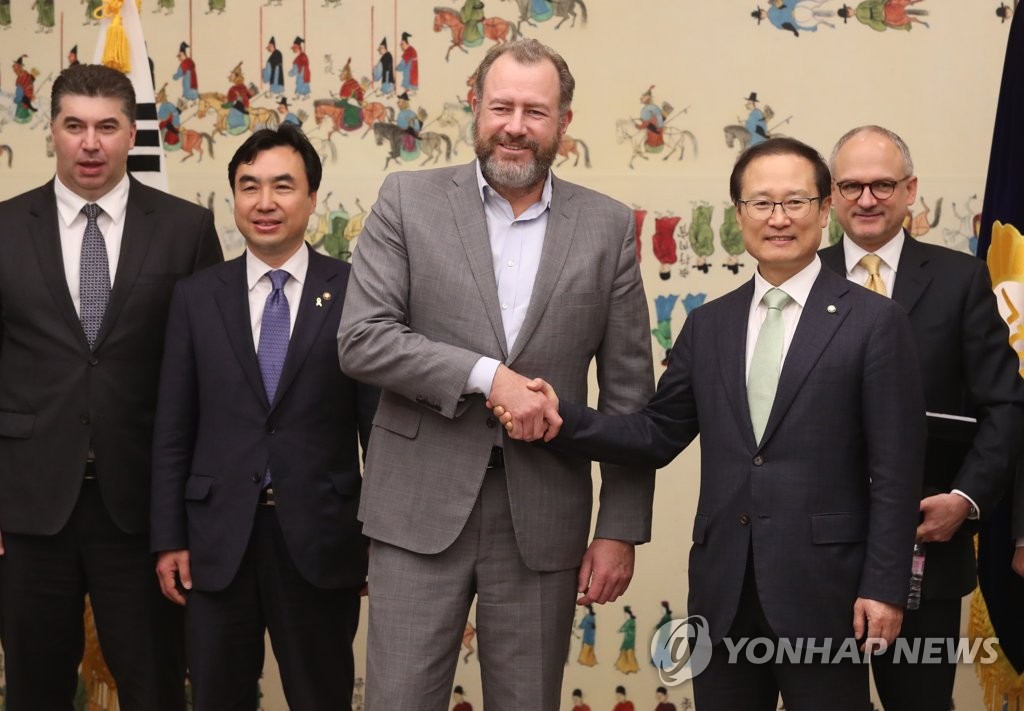 'GM 2인자' 댄 암만 사장, 국회 방문