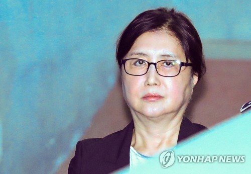 여전히 매서운 눈빛