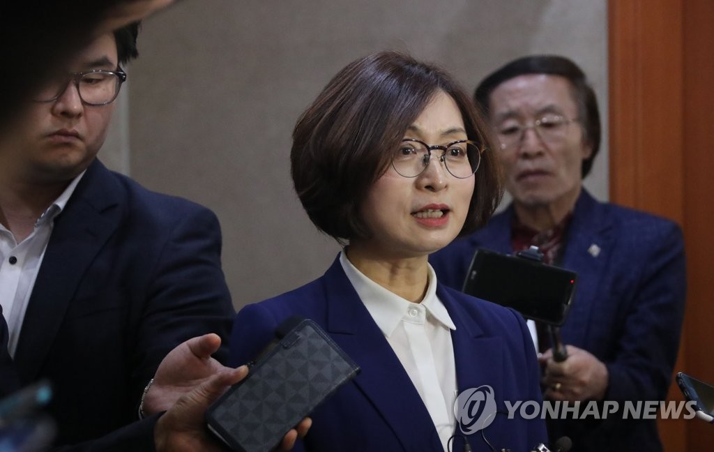 기자 질문에 답하는 은수미