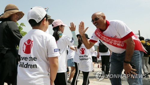 하이파이브하는 세이브더칠드런 방글라데시 사무소장