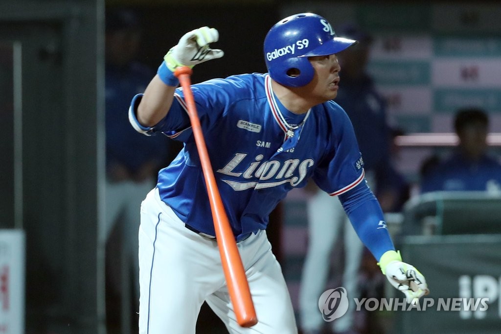 In this file photo from May 10, 2018, Park Han-yi of the Samsung Lions watches his base hit against the KT Wiz in the top of the seventh inning of a Korea Baseball Organization regular season game at KT Wiz Park in Suwon, 45 kilometers south of Seoul. (Yonhap)