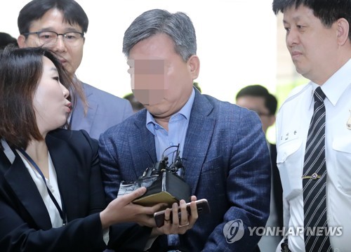 취재진 질문 받는 삼성전자서비스 최모 전무