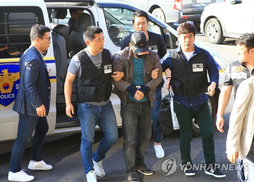 경찰서로 압송된 제주 보육교사 살해 피의자