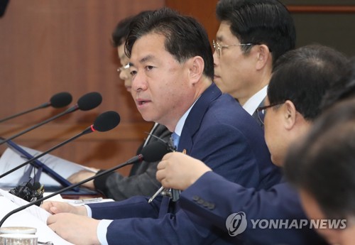 LNG 선박산업 보고하는 김영춘 해수부 장관