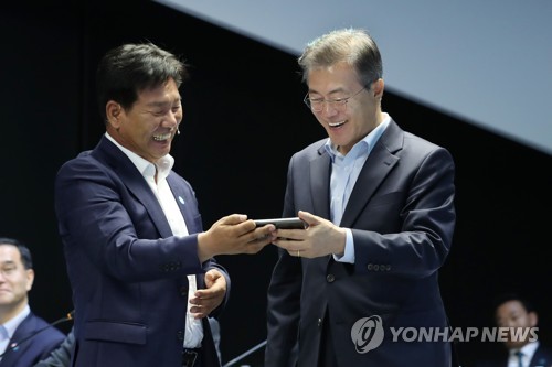 스마트 팜 체험하는 문 대통령
