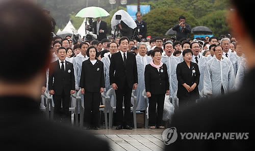 애국가 제창하는 이낙연 총리