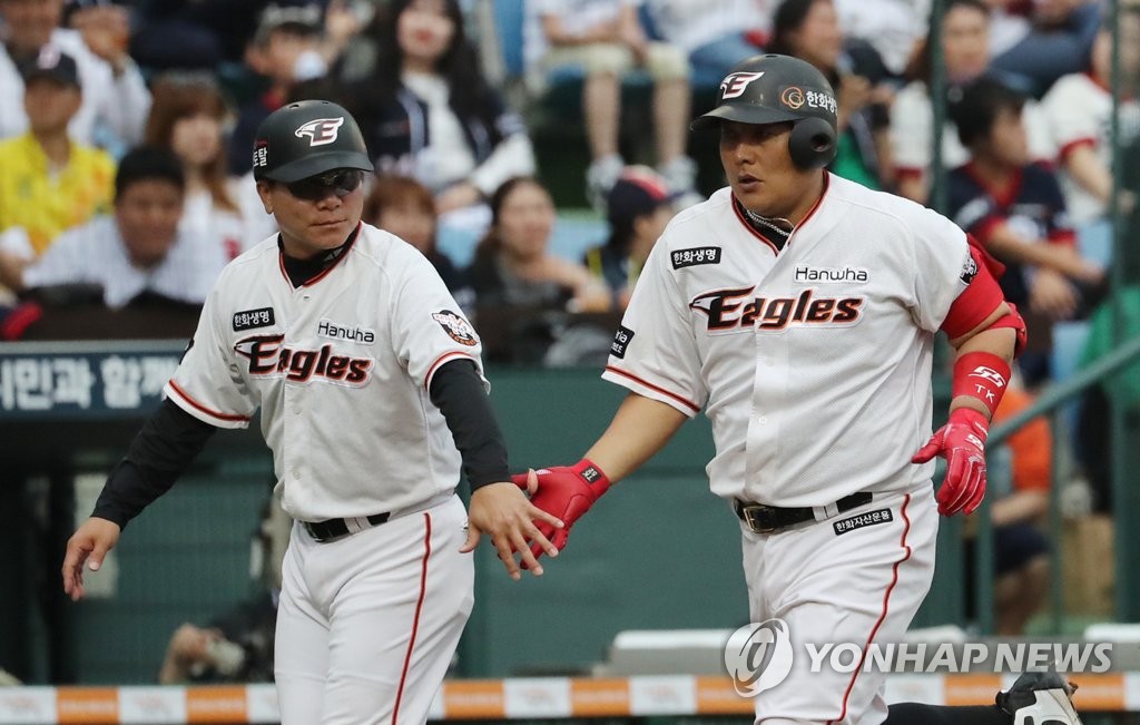 3루 도는 김태균