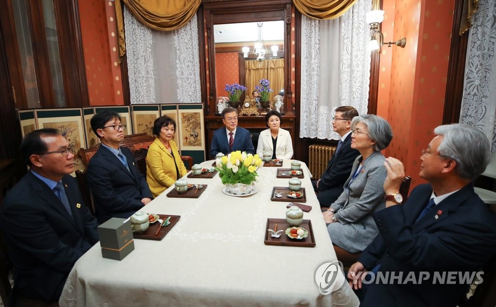 대한제국 공관원 후손들과 환담하는 문 대통령