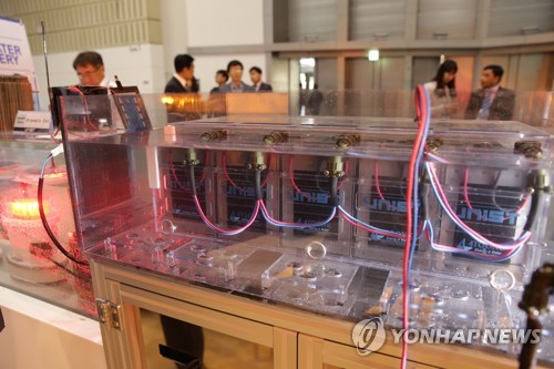 바닷물로 충전하는 항로표지용 등부표