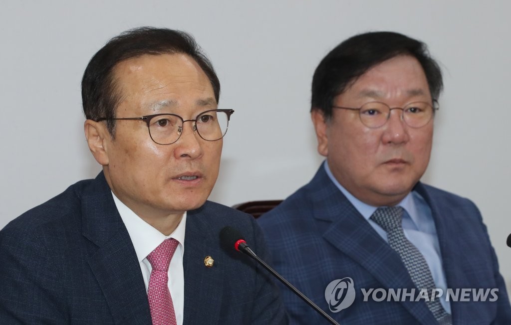 원내대책회의 발언하는 홍영표 원내대표