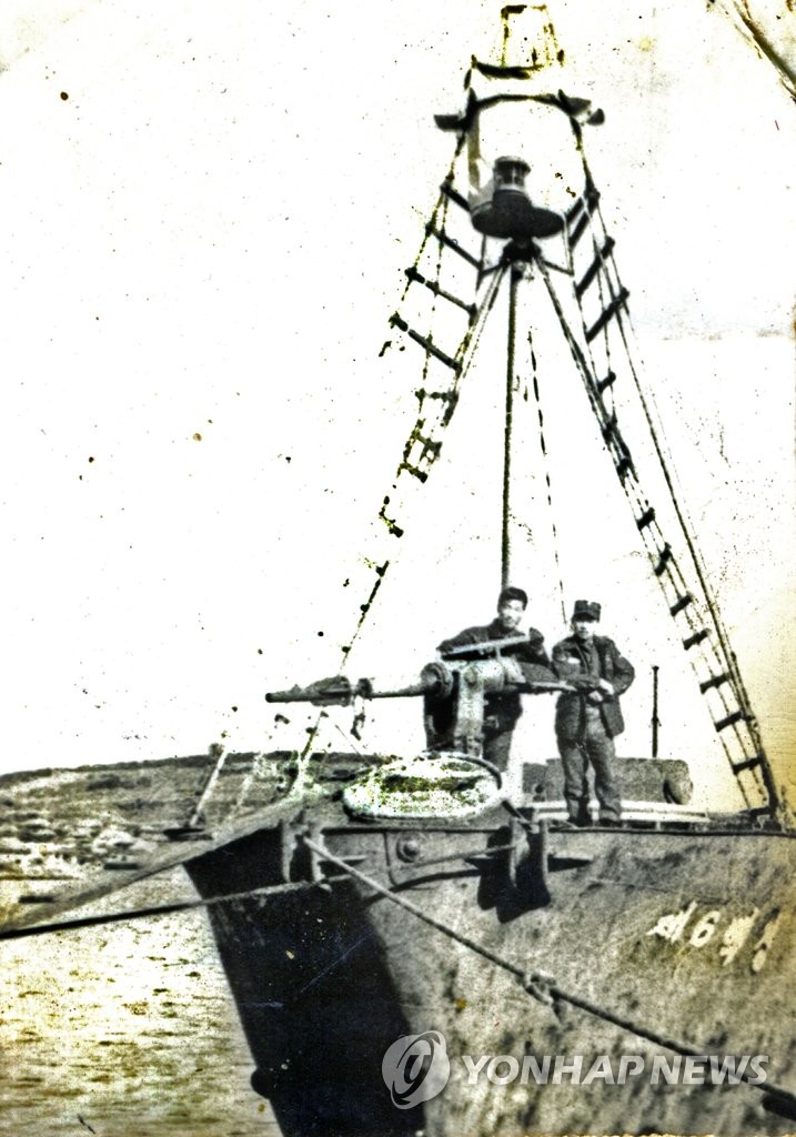 1950년대 울산 방어진항의 포경선