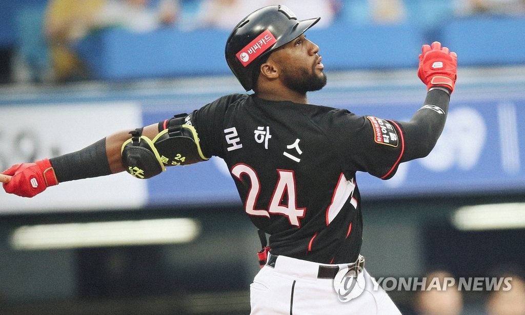 '사이클링 히트' 대기록 달성한 kt 로하스