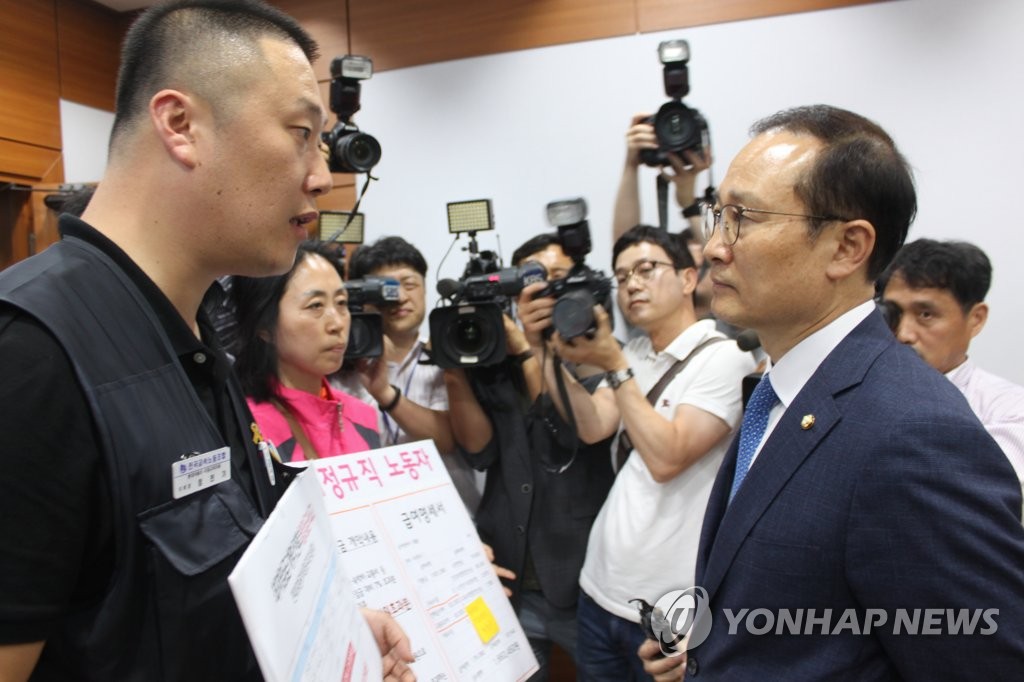 민노총 조합원과 면담하는 홍영표 원내대표