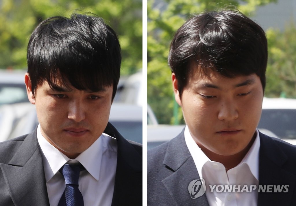 These file photos, from May 28, 2018, show the Kiwoom Heroes' catcher Park Dong-won (L) and pitcher Cho Sang-woo arriving at Incheon Namdong Police Station in Incheon, 40 kilometers west of Seoul, for questioning over sexual assault allegations. (Yonhap)