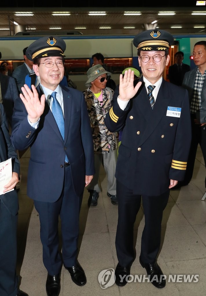 환송 인사하는 박원순-이재명 후보