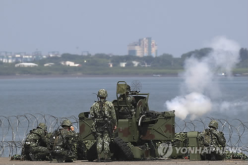타이베이에서 포격 훈련하는 대만군