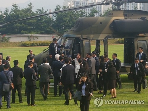 국산 기동헬기 수리온 탑승한 필리핀 대통령
