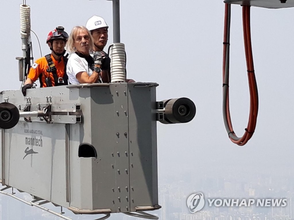 맨몸으로 롯데월드타워 오르는 프랑스 유명 암벽등반가