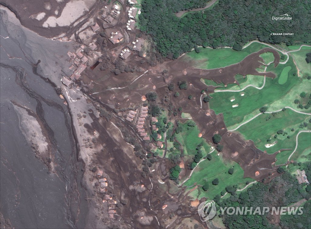 푸에고 화산 아래 '라 리유니언 골프장'과 주변에 용암이 흘러내린 모습 [로이터/디지털글로브=연합뉴스] 