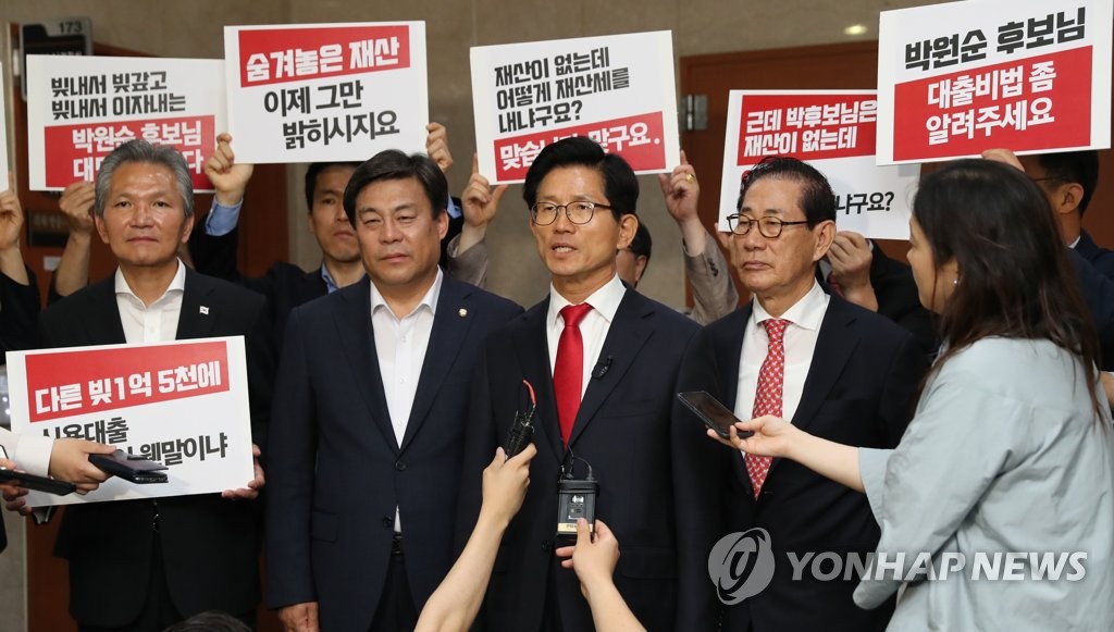 질문에 답하는 김문수 후보