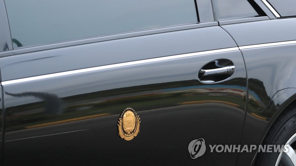 김정은 문양(?) 새겨진 차량