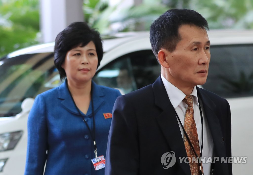 실무회담장 들어서는 북한 최강일-김성혜