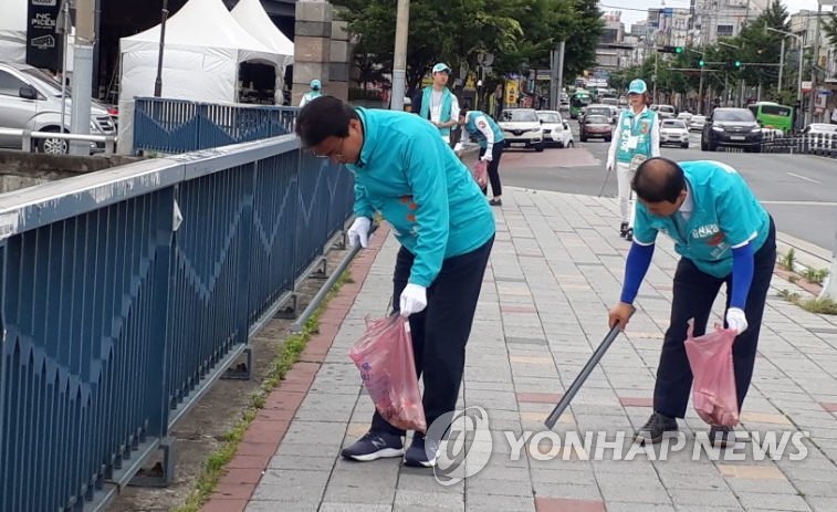 권오을 후보 쓰레기 줍기 운동