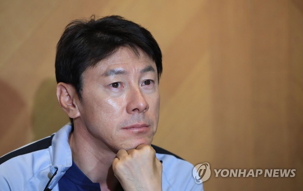 생각에 잠긴 신태용