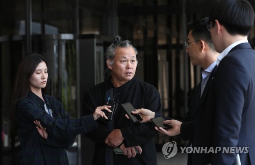 취재진 질문에 답하는 김기덕 감독