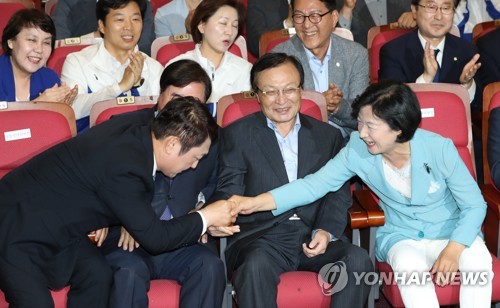 축하받는 최재성 후보