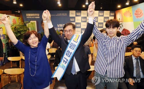 가족과 함께 환호하는 맹성규 당선인