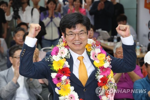꽃목걸이 건 이석문 후보