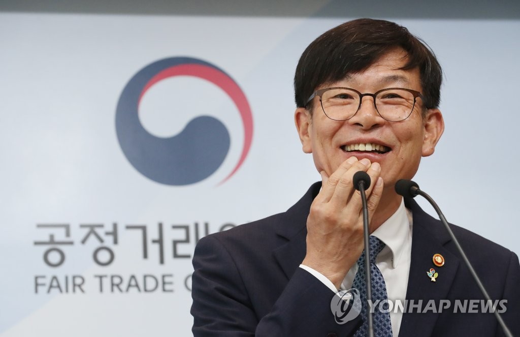 질문 듣는 김상조 위원장