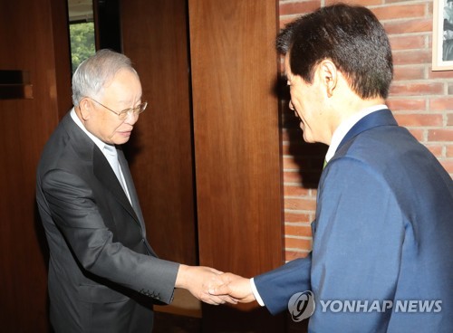 악수하는 손경식 경총 회장과 송영중 부회장