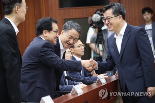 유영민 장관과 악수하는 김동연 부총리