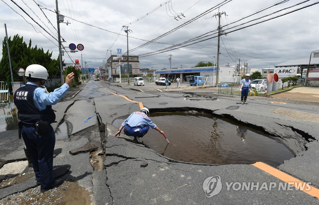 日오사카에 규모 6.1 지진…3명 사망, 철·도로 마비