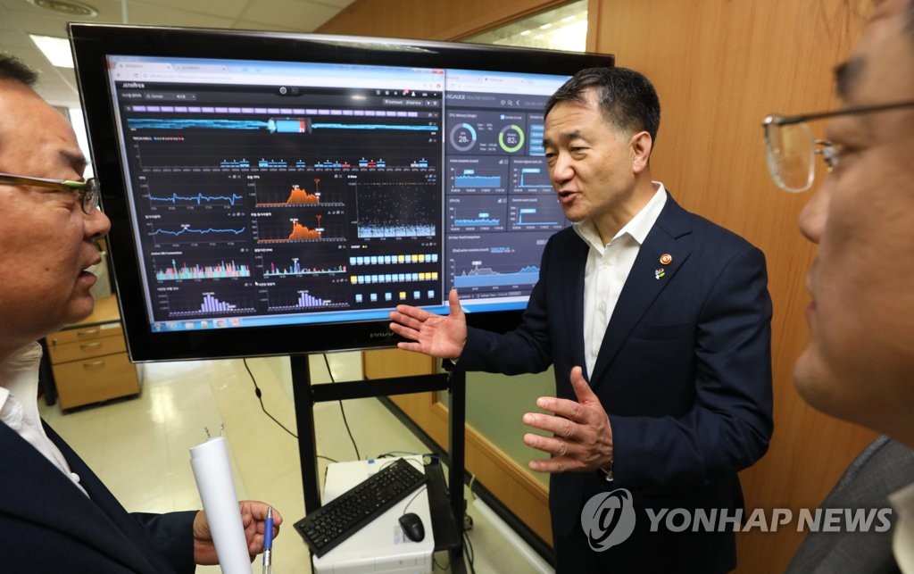 복지부 장관, 아동수당 상황실 방문