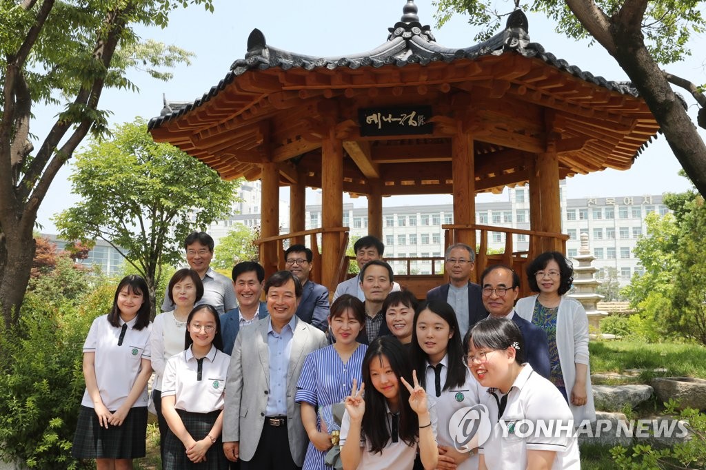 육육걸즈 박예나 대표와 모교 은사