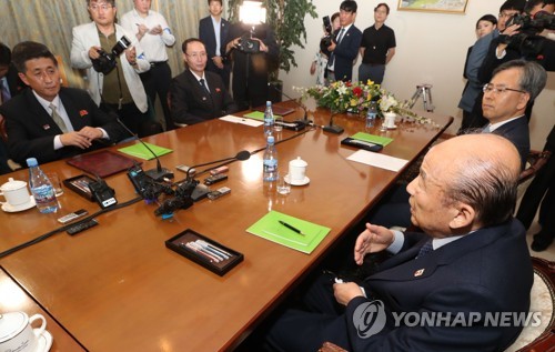 회담하는 남북적십자대표단