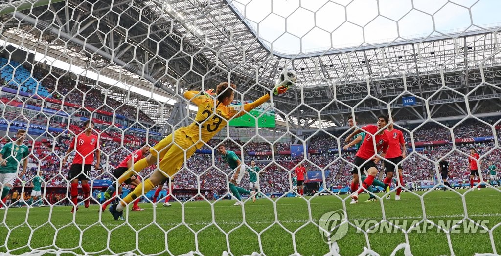 [월드컵] 위협적인 헤딩슛 막아내는 조현우