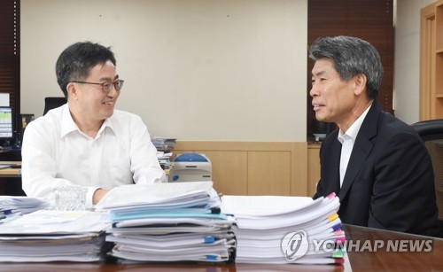김동연 부총리, 윤종원 경제수석과 면담
