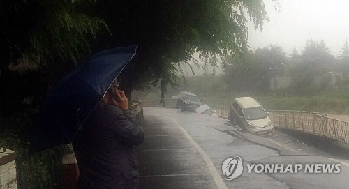 내려앉은 지반에 인근 차량 와르르