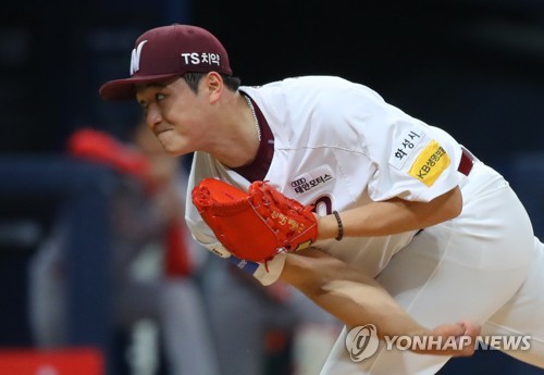 힘차게 투구하는 최원태