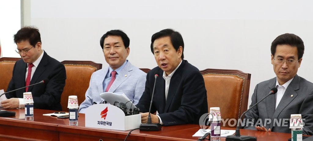 원내대책회위에서 발언하는 김성태