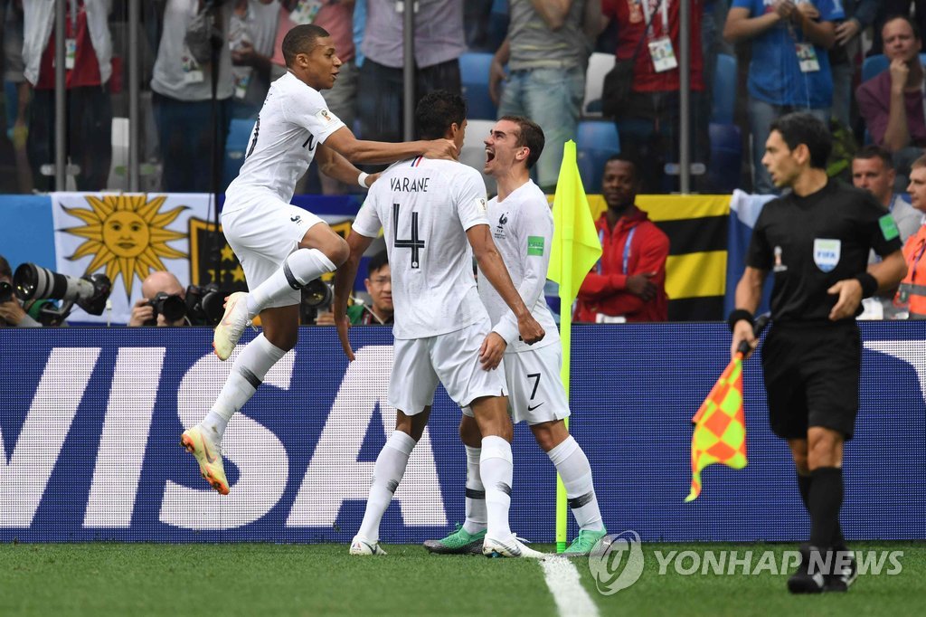 프랑스, 우루과이 2-0으로 꺾고 12년 만에 4강 진출