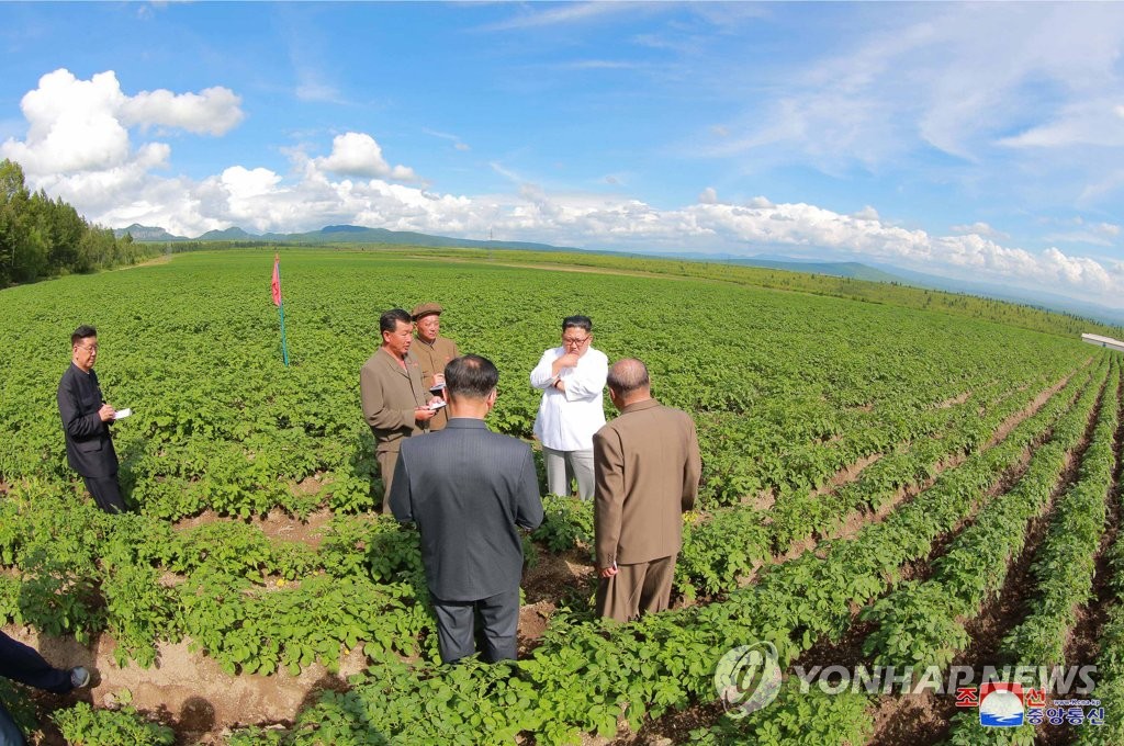 김정은 위원장, 삼지연군 중흥농장 방문