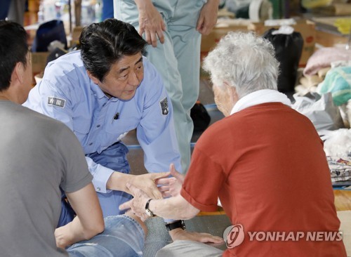 아베 일본 총리, 폭우 피해지 첫 방문