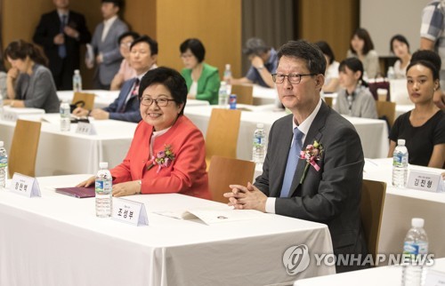 발언듣는 정현백 장관, 조성부 사장