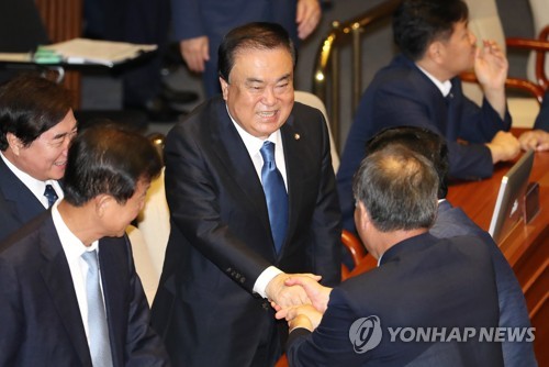 의원들과 인사하는 문희상