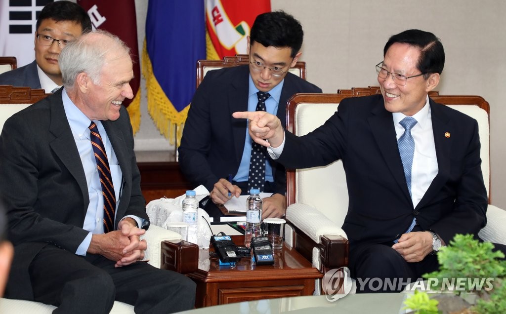 면담 중인 송영무 장관